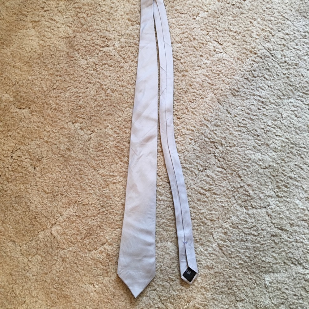 Kenneth Cole Reaction 100% silk necktie.